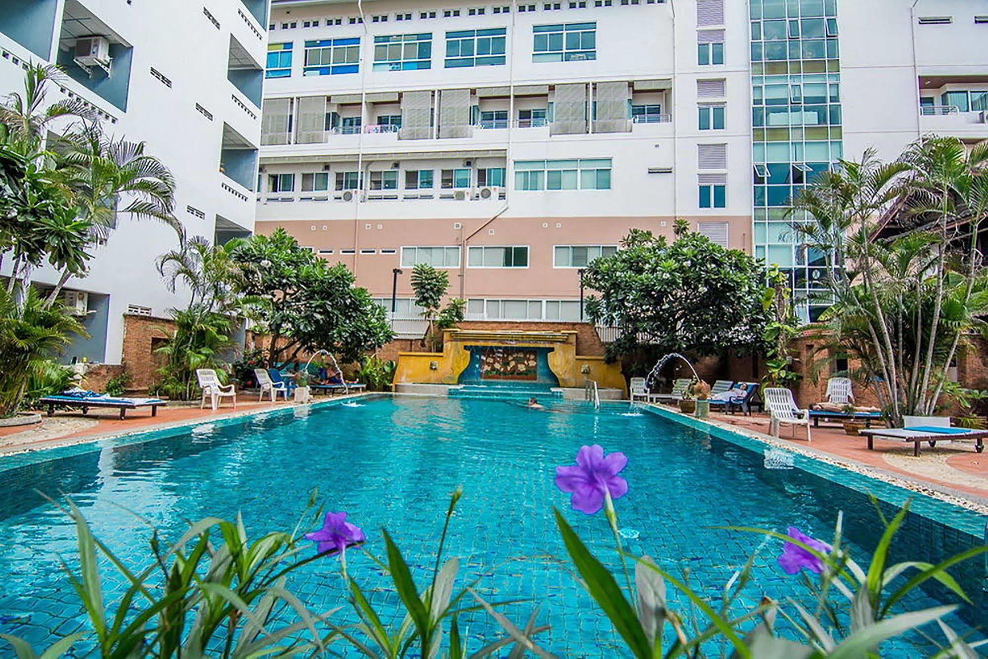 Sutus Court 3 Hotel Патая Екстериор снимка